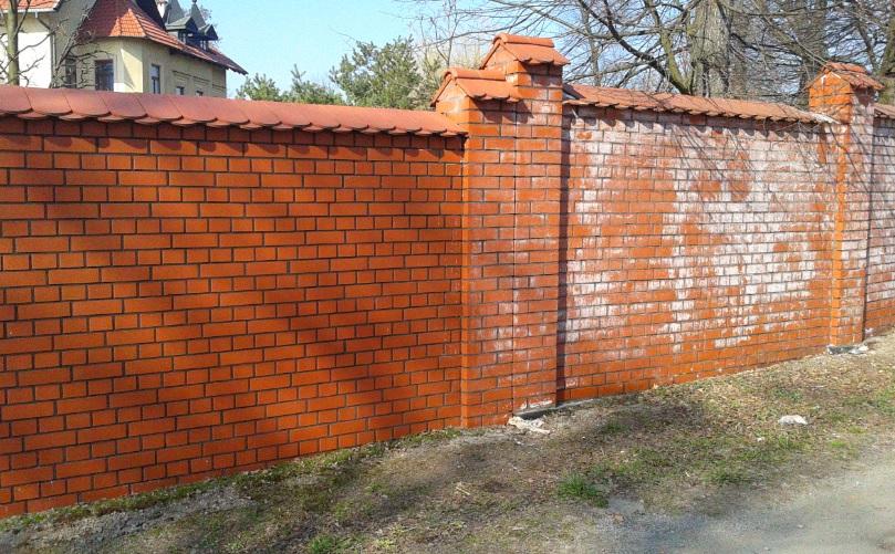 mur z czerwonej cegły